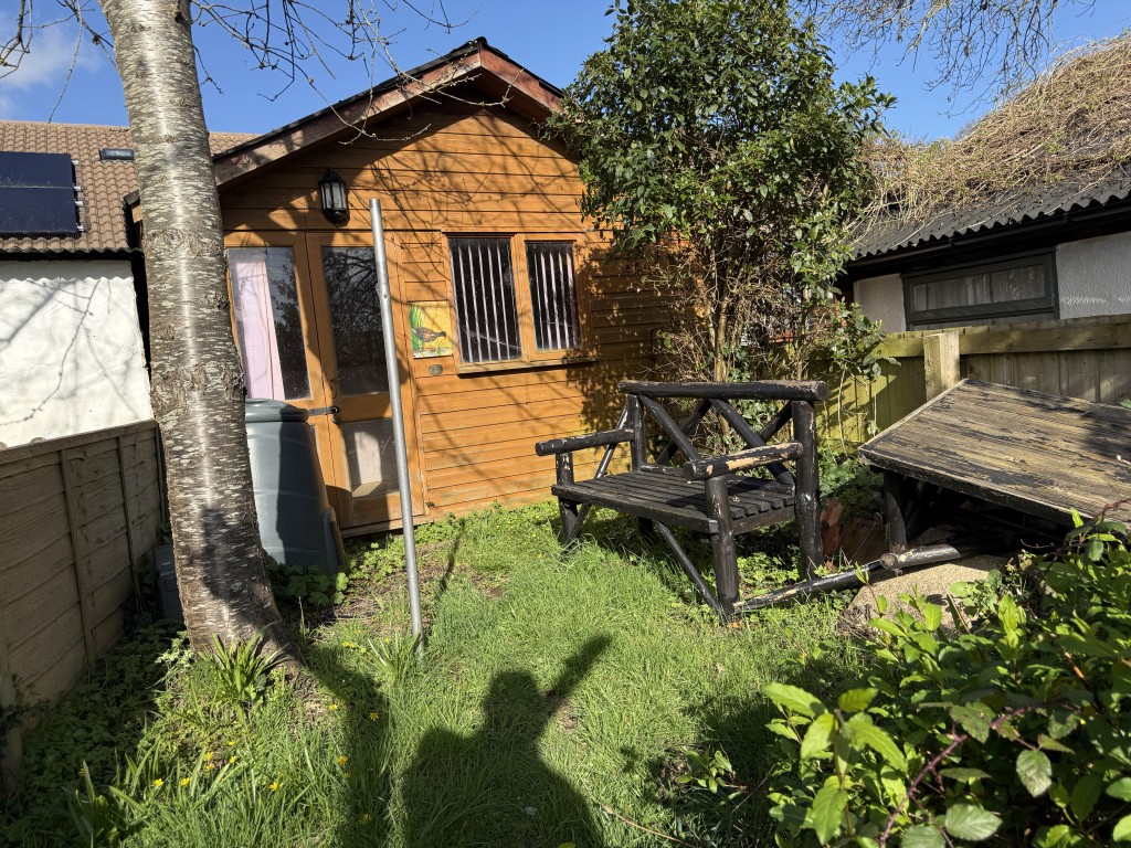 Lot: 26 - TWO-BEDROOM COTTAGE FOR IMPROVEMENT IN POPULAR DEVON VILLAGE - Summer House